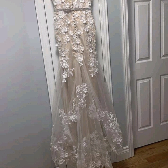 Stunning custom champagne & ivory gown with lace - Picture 4 of 16